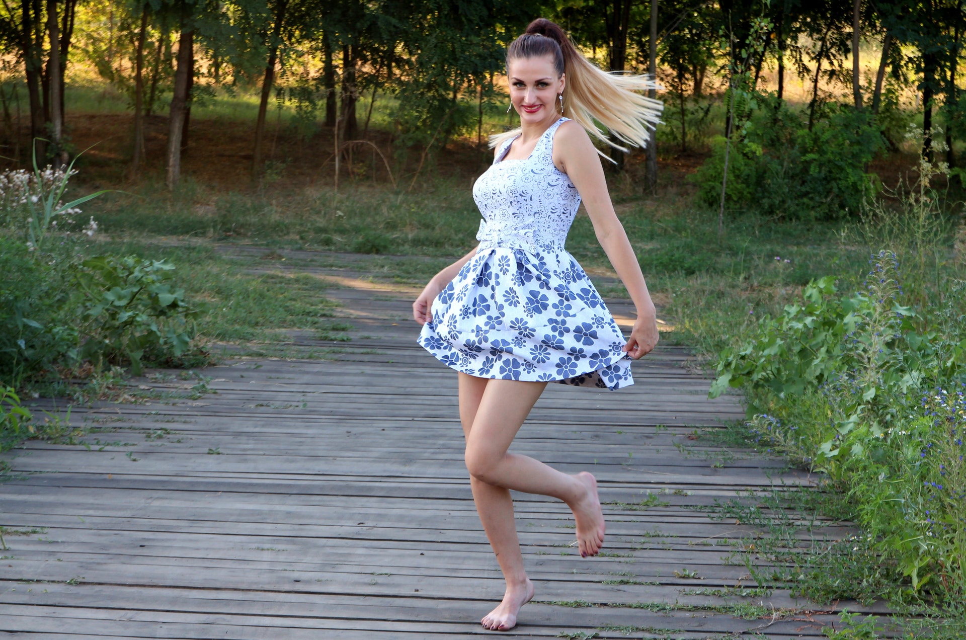 girl-dress-bounce-nature-160826.jpeg