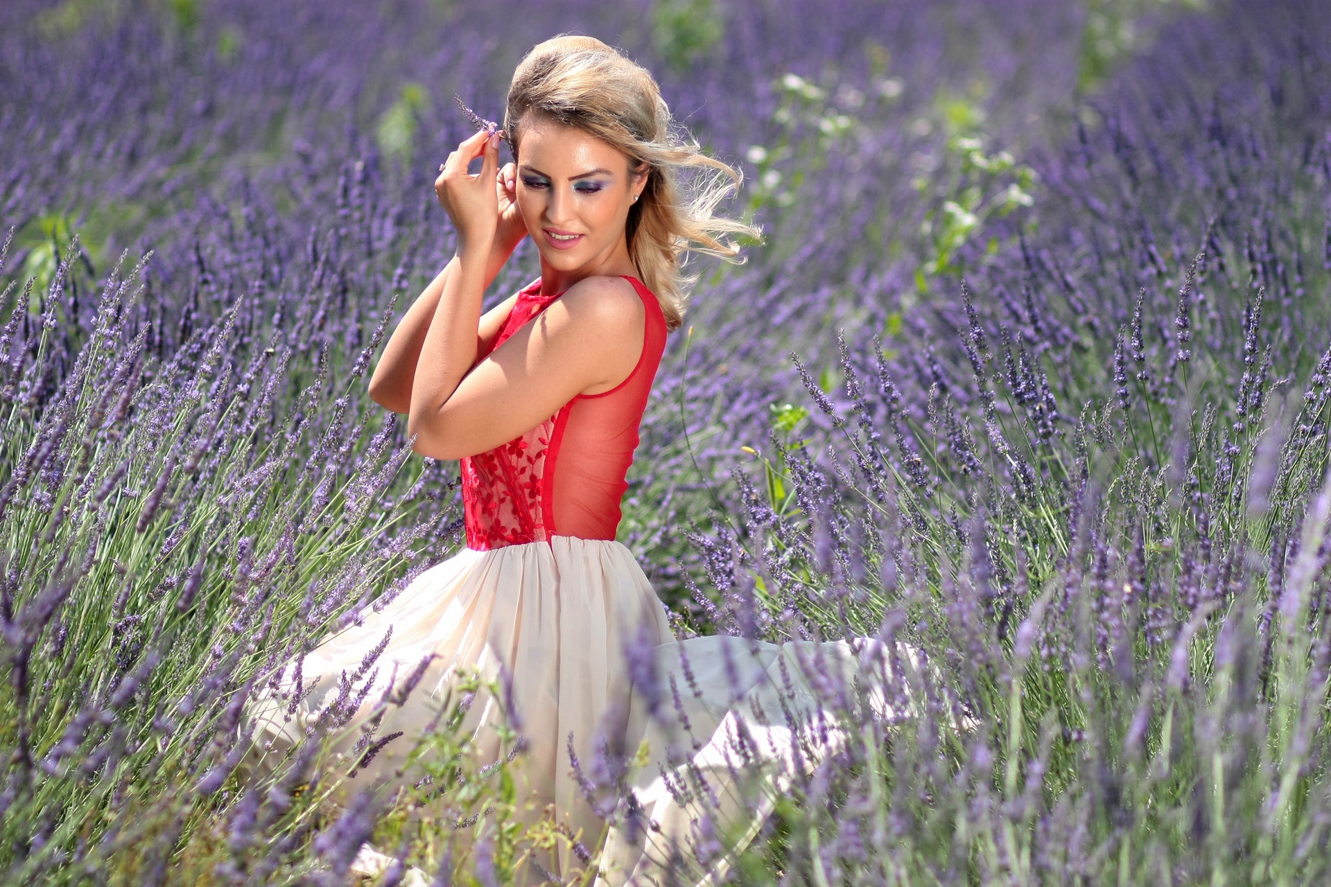 girl-lavender-mov-blonde-113747.jpeg